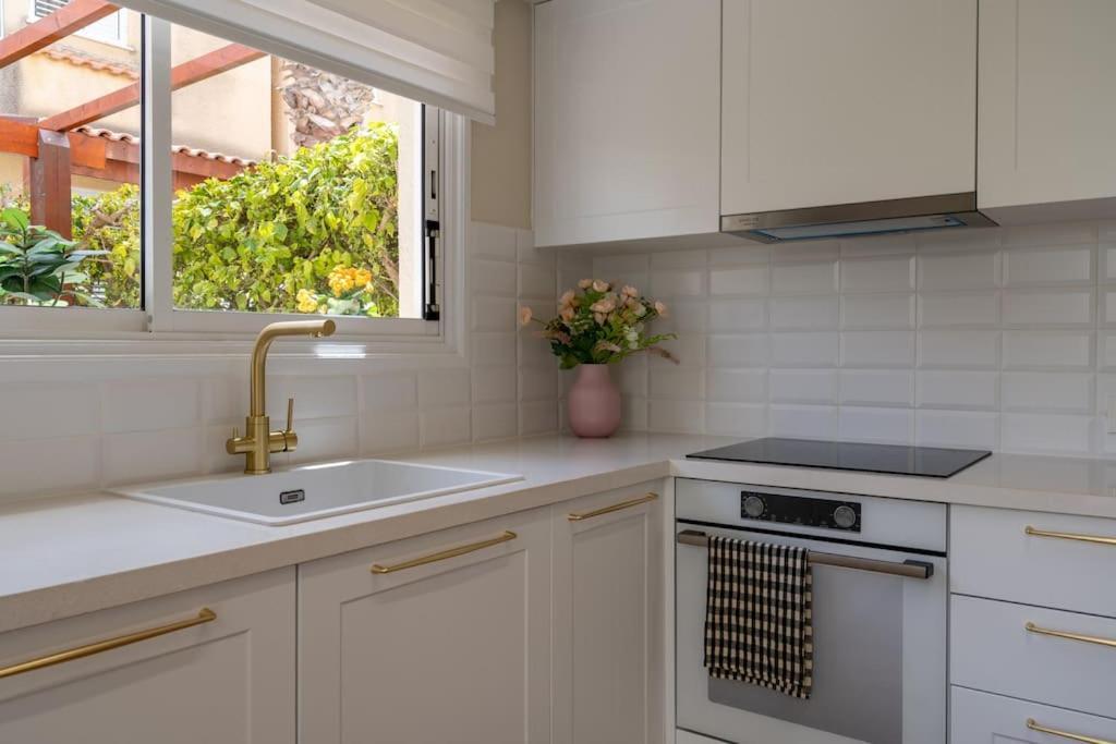 Cozy Nerina Cottage At Harbour Paphos 外观 照片
